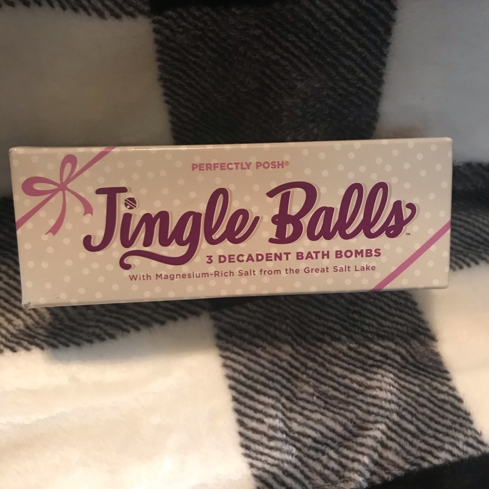 Perfectly Posh Jingle Balls bath bombs